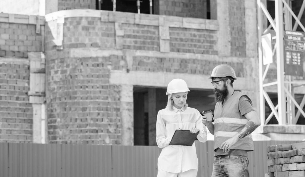 Arquitectos verificando construcción obra negra.